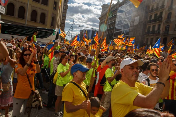 Barcelona, Katalonya, İspanya, 11 Eylül 2017: insanlar ralli destek Catalunya bağımsızlık Milli gün boyunca.