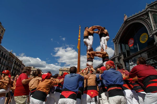 Barcelona, Katalonya, İspanya, 11 Eylül 2017: Catalunya'nın bağımsızlığını ralli desteği ulusal gün boyunca Castellers. Katalonya gelen bir gelenek Castellers.