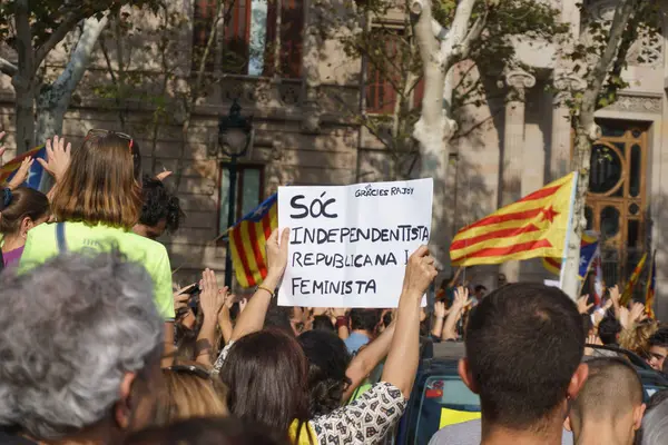 カタルーニャの独立の国民投票の決定をスペイン政府に抗議しているカタルーニャ人のバルセロナ カタロニア スペイン 2017 — ストック写真