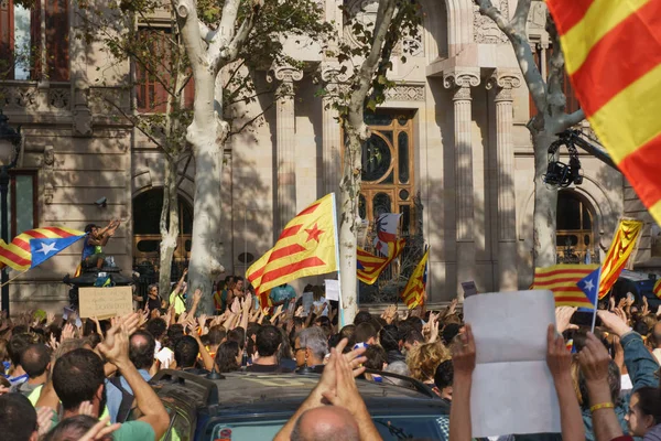 カタルーニャの独立の国民投票の決定をスペイン政府に抗議しているカタルーニャ人のバルセロナ カタロニア スペイン 2017 — ストック写真