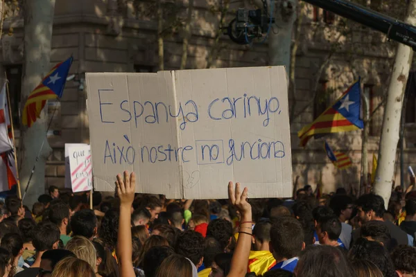 カタルーニャの独立の国民投票の決定をスペイン政府に抗議しているカタルーニャ人のバルセロナ カタロニア スペイン 2017 — ストック写真