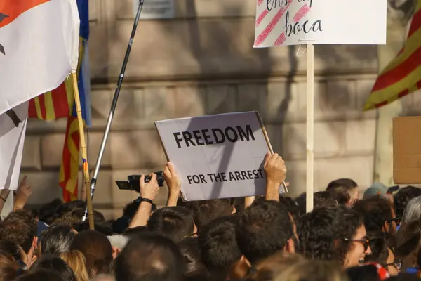 カタルーニャの独立の国民投票の決定をスペイン政府に抗議しているカタルーニャ人のバルセロナ カタロニア スペイン 2017 — ストック写真