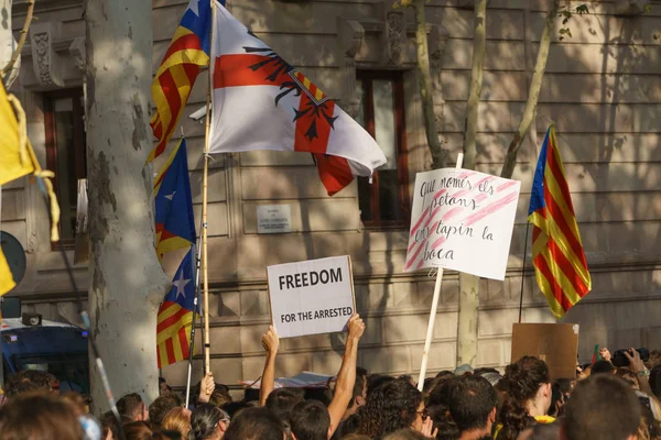 カタルーニャの独立の国民投票の決定をスペイン政府に抗議しているカタルーニャ人のバルセロナ カタロニア スペイン 2017 — ストック写真
