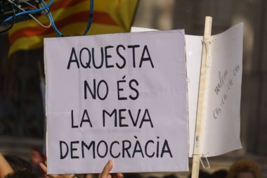 Barcelona, Catalonia, İspanya, 21 Eylül 2017: insanlar rallide Catalunya bağımsızlık için önünde protesto sırasında mahkeme çift de Justicia de destek Catalunya İspanyol hükümeti yanıt tarafından.