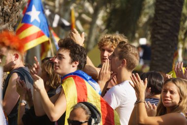 Barcelona, Catalonia, İspanya, 21 Eylül 2017: insanlar rallide Catalunya bağımsızlık için önünde protesto sırasında mahkeme çift de Justicia de destek Catalunya İspanyol hükümeti yanıt tarafından.