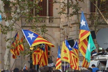 Barcelona, Catalonia, İspanya, 21 Eylül 2017: insanlar rallide Catalunya bağımsızlık için önünde protesto sırasında mahkeme çift de Justicia de destek Catalunya İspanyol hükümeti yanıt tarafından.