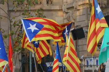 Barcelona, Catalonia, İspanya, 21 Eylül 2017: insanlar rallide Catalunya bağımsızlık için önünde protesto sırasında mahkeme çift de Justicia de destek Catalunya İspanyol hükümeti yanıt tarafından.