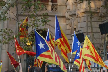 Barcelona, Catalonia, İspanya, 21 Eylül 2017: insanlar rallide Catalunya bağımsızlık için önünde protesto sırasında mahkeme çift de Justicia de destek Catalunya İspanyol hükümeti yanıt tarafından.