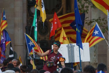 Barcelona, Catalonia, İspanya, 21 Eylül 2017: insanlar rallide Catalunya bağımsızlık için önünde protesto sırasında mahkeme çift de Justicia de destek Catalunya İspanyol hükümeti yanıt tarafından.