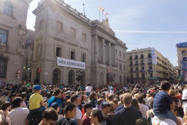 Barcelona, Katalonya, 24 Eylül 2017: Castellers La Merce sırasında Barselona'da parti. Plaza Sant Jaume, city Hall.