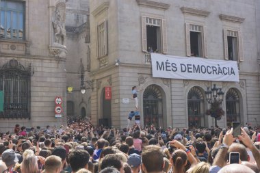 Barcelona, İspanya, 24 Eylül 2017: Bir Castellers yolculuk sırasında kutlama Barcelona'da insanlar. Bağımsızlık ve adalet için claming