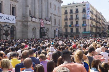 Barcelona, Katalonya, 24 Eylül 2017: Castellers La Merce sırasında Barselona'da parti. Plaza Sant Jaume, city Hall.