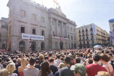 Barcelona, İspanya, 24 Eylül 2017: Bir Castellers yolculuk sırasında kutlama Barcelona'da insanlar. Bağımsızlık ve adalet için claming
