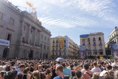 Barcelona, Katalonya, 24 Eylül 2017: Castellers La Merce sırasında Barselona'da parti. Plaza Sant Jaume, city Hall.