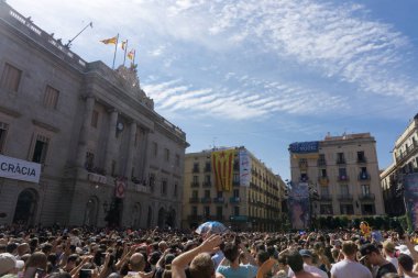 Barcelona, İspanya, 24 Eylül 2017: Bir Castellers yolculuk sırasında kutlama Barcelona'da insanlar. Bağımsızlık ve adalet için claming