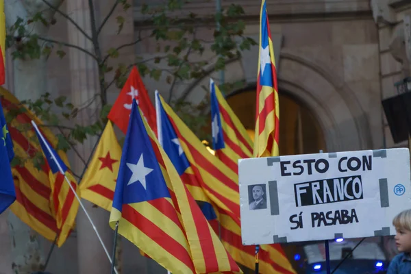 カタルーニャの独立の国民投票の決定をスペイン政府に抗議しているカタルーニャ人のバルセロナ カタロニア スペイン 2017 — ストック写真