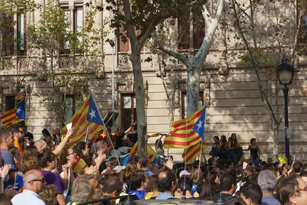Barcelona, Catalonia, İspanya, 21 Eylül 2017: insanlar rallide Catalunya bağımsızlık için önünde protesto sırasında mahkeme çift de Justicia de destek Catalunya İspanyol hükümeti yanıt tarafından.