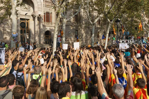 Barcelona, Catalonia, İspanya, 21 Eylül 2017: insanlar rallide Catalunya bağımsızlık için önünde protesto sırasında mahkeme çift de Justicia de destek Catalunya İspanyol hükümeti yanıt tarafından.