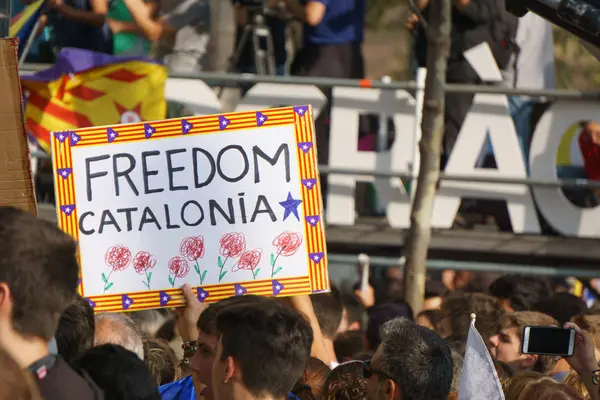 バルセロナ カタルーニャ スペイン 2017 ラリーの人々 サポート カタルーニャの独立のため前で抗議の間に裁判所の優れたデ フスティシア カタルーニャ スペイン政府の応答 — ストック写真