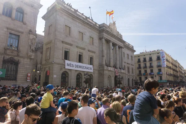 Barcelona, Katalonya, 24 Eylül 2017: Castellers La Merce sırasında Barselona'da parti. Plaza Sant Jaume, city Hall.