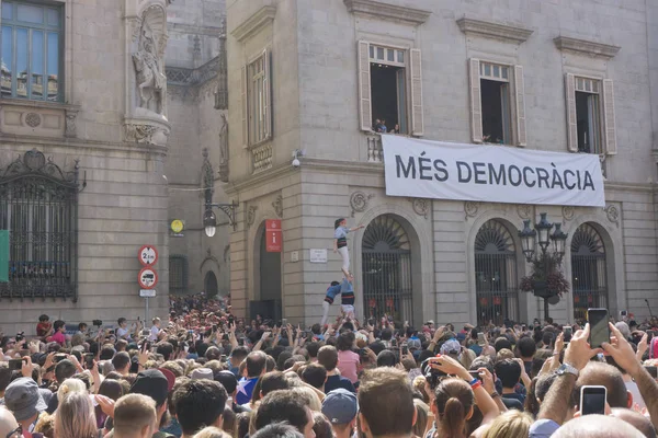Barcelona, İspanya, 24 Eylül 2017: Bir Castellers yolculuk sırasında kutlama Barcelona'da insanlar. Bağımsızlık ve adalet için claming