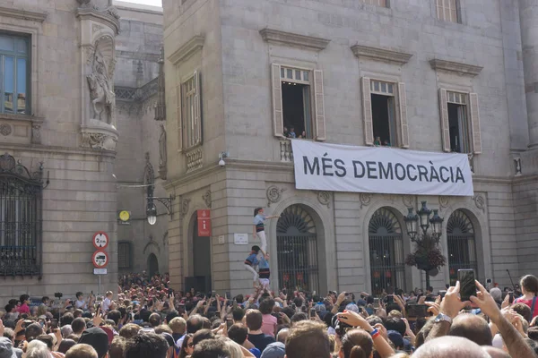 Barcelona, Katalonya, 24 Eylül 2017: Castellers La Merce sırasında Barselona'da parti. Plaza Sant Jaume, city Hall.