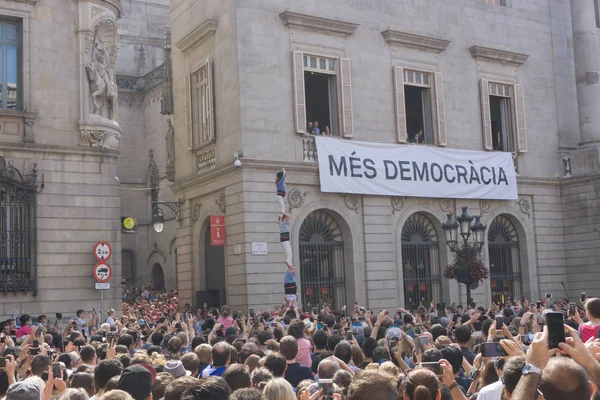 Barcelona, İspanya, 24 Eylül 2017: Bir Castellers yolculuk sırasında kutlama Barcelona'da insanlar. Bağımsızlık ve adalet için claming