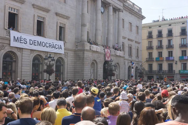 Barcelona, İspanya, 24 Eylül 2017: Bir Castellers yolculuk sırasında kutlama Barcelona'da insanlar. Bağımsızlık ve adalet için claming
