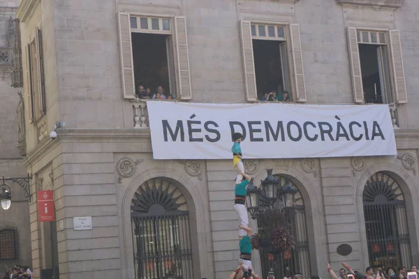 Barcelona Catalunha Setembro 2017 Pessoas Uma Viagem Castellers Durante Celebração — Fotografia de Stock