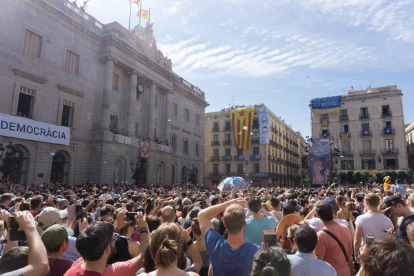 Barcelona, Katalonya, 24 Eylül 2017: Castellers La Merce sırasında Barselona'da parti. Plaza Sant Jaume, city Hall.