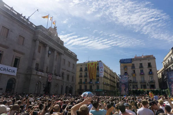 Barcelona, İspanya, 24 Eylül 2017: Bir Castellers yolculuk sırasında kutlama Barcelona'da insanlar. Bağımsızlık ve adalet için claming
