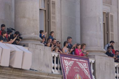 Barcelona, İspanya, 24 Eylül 2017: Barcelona ve Catalunya Barcelona castellers yolculuk sırasında yerel yönetim. Sant Jaume yer, Belediye Binası.