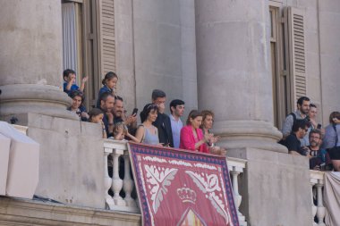 Barcelona, İspanya, 24 Eylül 2017: Barcelona ve Catalunya Barcelona castellers yolculuk sırasında yerel yönetim. Sant Jaume yer, Belediye Binası.