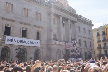 Barcelona, Katalonya, 24 Eylül 2017: Castellers La Merce sırasında Barselona'da parti. Plaza Sant Jaume, city Hall.
