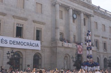 Barcelona, İspanya, 24 Eylül 2017: Bir Castellers yolculuk sırasında kutlama Barcelona'da insanlar. Bağımsızlık ve adalet için claming