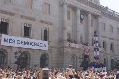 Barcelona, Katalonya, 24 Eylül 2017: Castellers La Merce sırasında Barselona'da parti. Plaza Sant Jaume, city Hall.