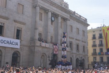 Barcelona, İspanya, 24 Eylül 2017: Bir Castellers yolculuk sırasında kutlama Barcelona'da insanlar. Bağımsızlık ve adalet için claming