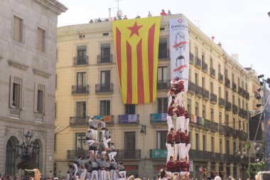 Barcelona, İspanya, 24 Eylül 2017: Bir Castellers yolculuk sırasında kutlama Barcelona'da insanlar. Bağımsızlık ve adalet için claming