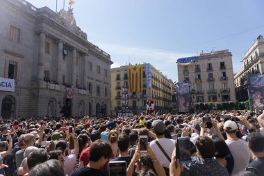 Barcelona, İspanya, 24 Eylül 2017: Bir Castellers yolculuk sırasında kutlama Barcelona'da insanlar. Bağımsızlık ve adalet için claming