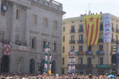 Barcelona, İspanya, 24 Eylül 2017: Bir Castellers yolculuk sırasında kutlama Barcelona'da insanlar. Bağımsızlık ve adalet için claming