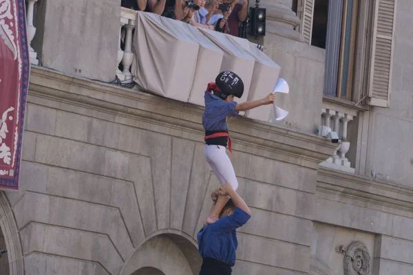 Barcelona, İspanya, 24 Eylül 2017: Castellers Barselona La Merce kutlama sırasında. Plaza Sant Jaume, city Hall.