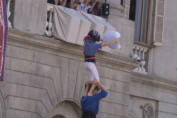 Barcelona, İspanya, 24 Eylül 2017: Castellers Barselona La Merce kutlama sırasında. Plaza Sant Jaume, city Hall.