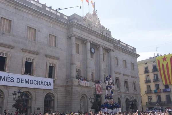 Barcelona, İspanya, 24 Eylül 2017: Bir Castellers yolculuk sırasında kutlama Barcelona'da insanlar. Bağımsızlık ve adalet için claming