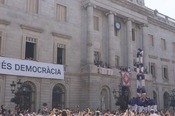 Barcelona, İspanya, 24 Eylül 2017: Bir Castellers yolculuk sırasında kutlama Barcelona'da insanlar. Bağımsızlık ve adalet için claming