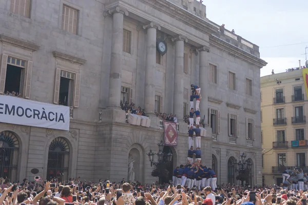 Barcelona, İspanya, 24 Eylül 2017: Bir Castellers yolculuk sırasında kutlama Barcelona'da insanlar. Bağımsızlık ve adalet için claming