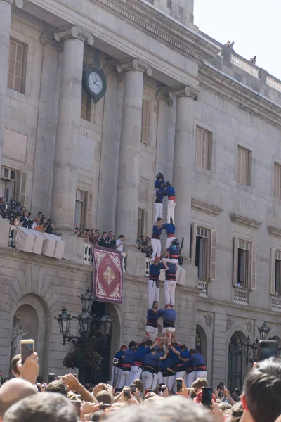 Barcelona, İspanya, 24 Eylül 2017: Castellers Barselona La Merce kutlama sırasında. Plaza Sant Jaume, city Hall.