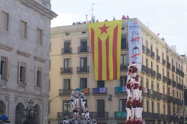 Barcelona, İspanya, 24 Eylül 2017: Bir Castellers yolculuk sırasında kutlama Barcelona'da insanlar. Bağımsızlık ve adalet için claming