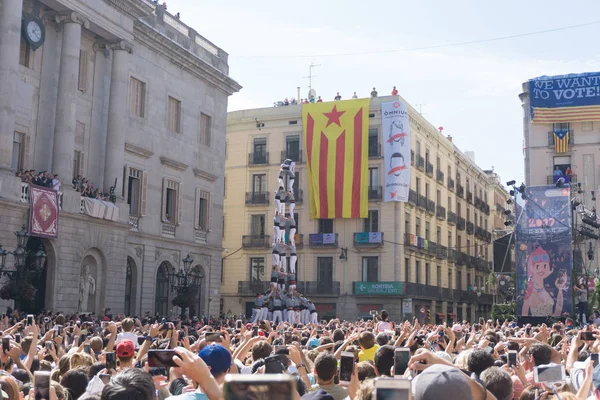 Barcelona, Katalonya, 24 Eylül 2017: Castellers La Merce sırasında Barselona'da parti. Plaza Sant Jaume, city Hall.