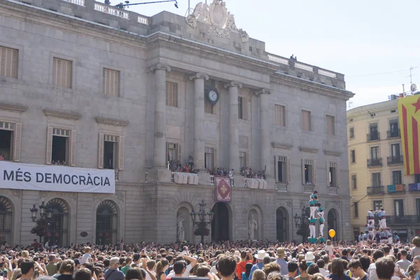 Barcelona, İspanya, 24 Eylül 2017: Bir Castellers yolculuk sırasında kutlama Barcelona'da insanlar. Bağımsızlık ve adalet için claming