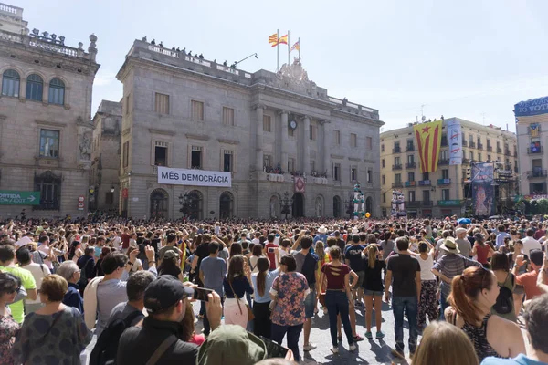 Barcelona, Katalonya, 24 Eylül 2017: Castellers La Merce sırasında Barselona'da parti. Plaza Sant Jaume, city Hall.